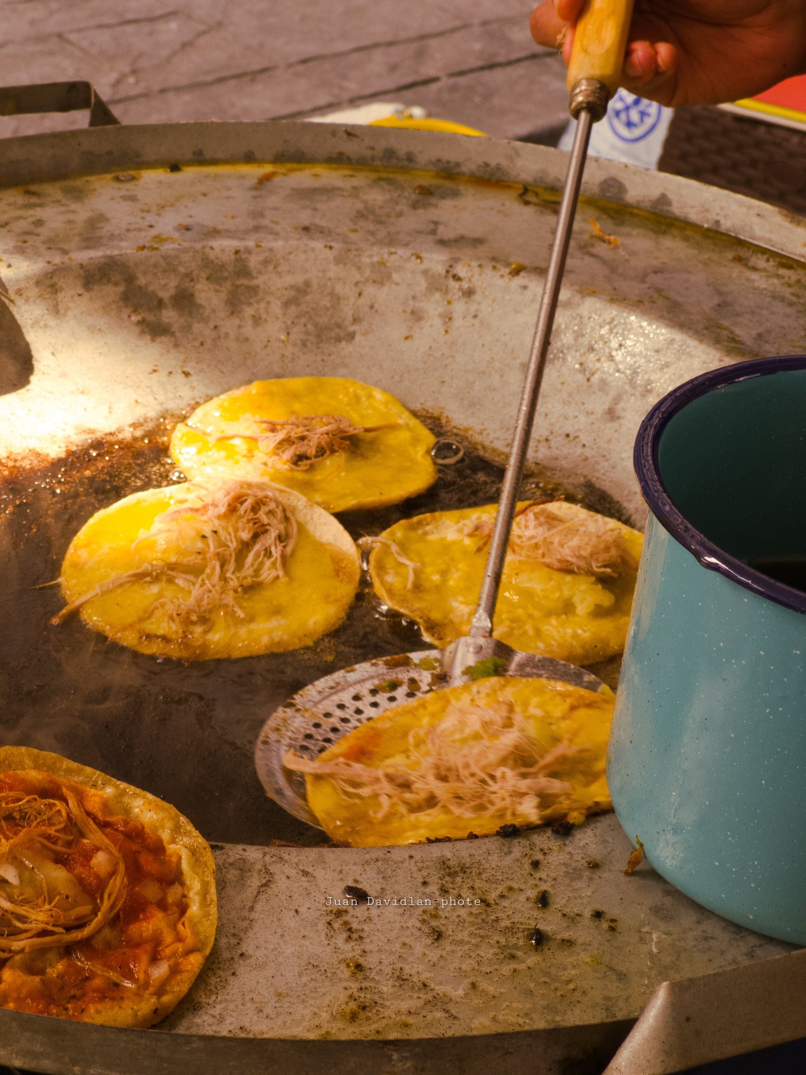 Comales llenos de garnachas y salsa Altotonga