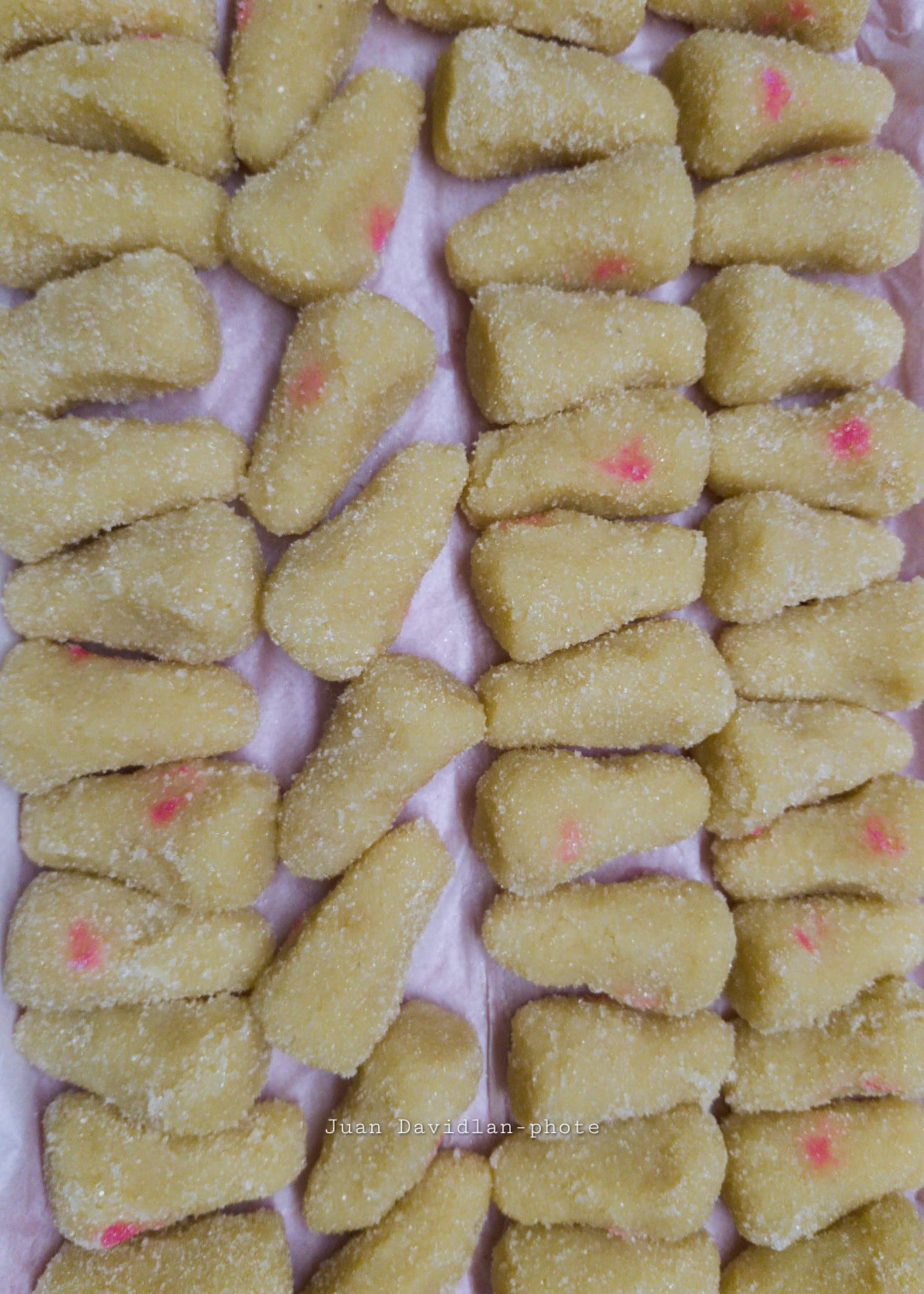 Bandeja llena de dulces recién terminados en el taller
