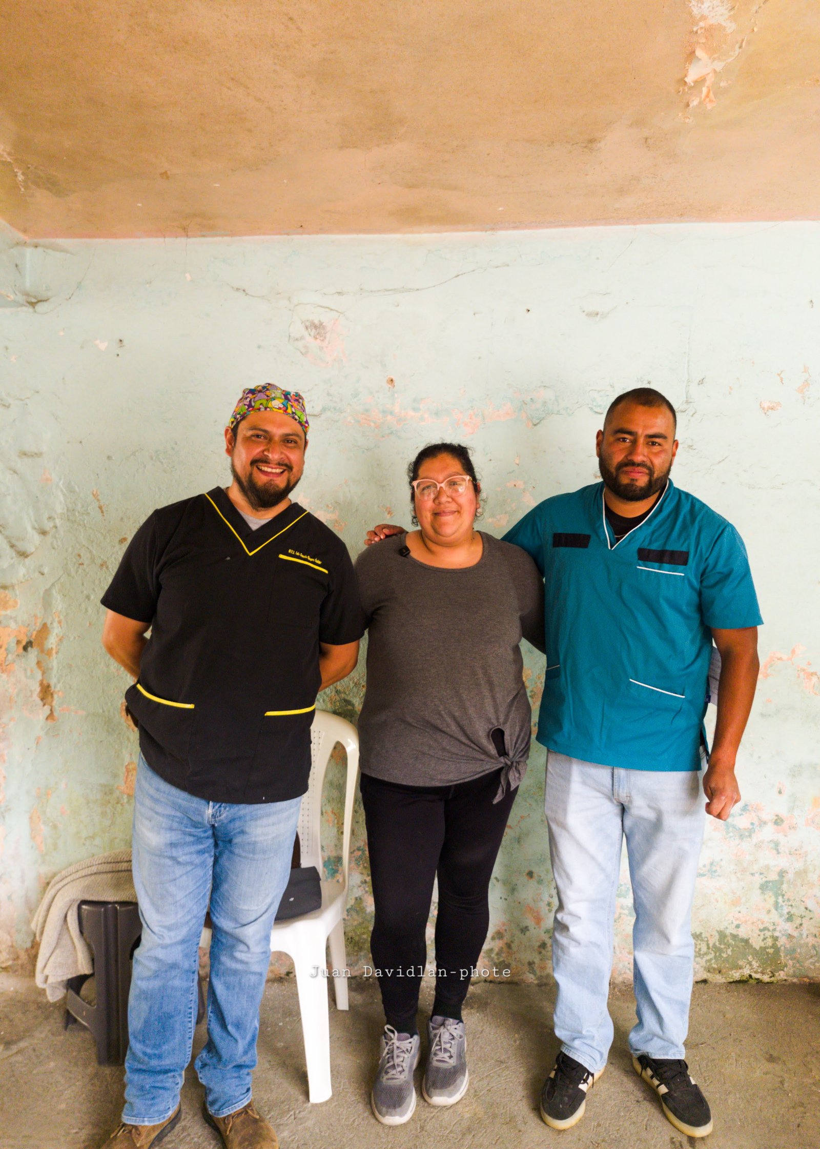 Voluntarios de Salvando Huellas rescatando animales en Altotonga